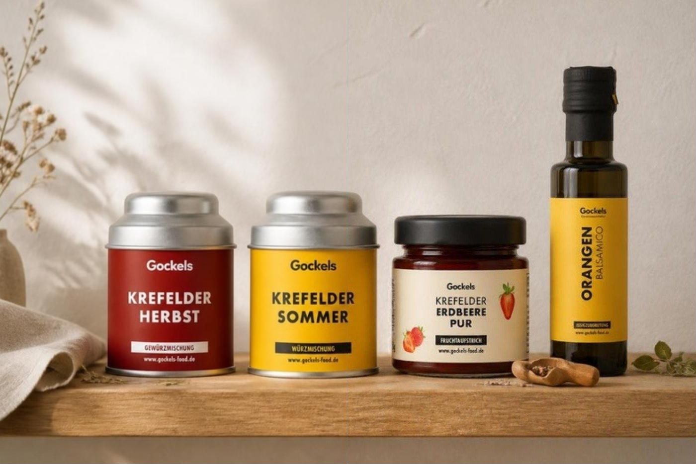 Krefelder Herbst, Krefelder Sommer, Krefelder Erdbeere Pur und Orangen Balsamico von Gockels auf einem Eichenregal